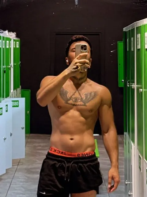 Photo de profil d'un homme adulte
